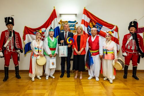 COFA: predstavnici folklornih skupina s četiri kontinenta na prijemu kod župana Stričaka